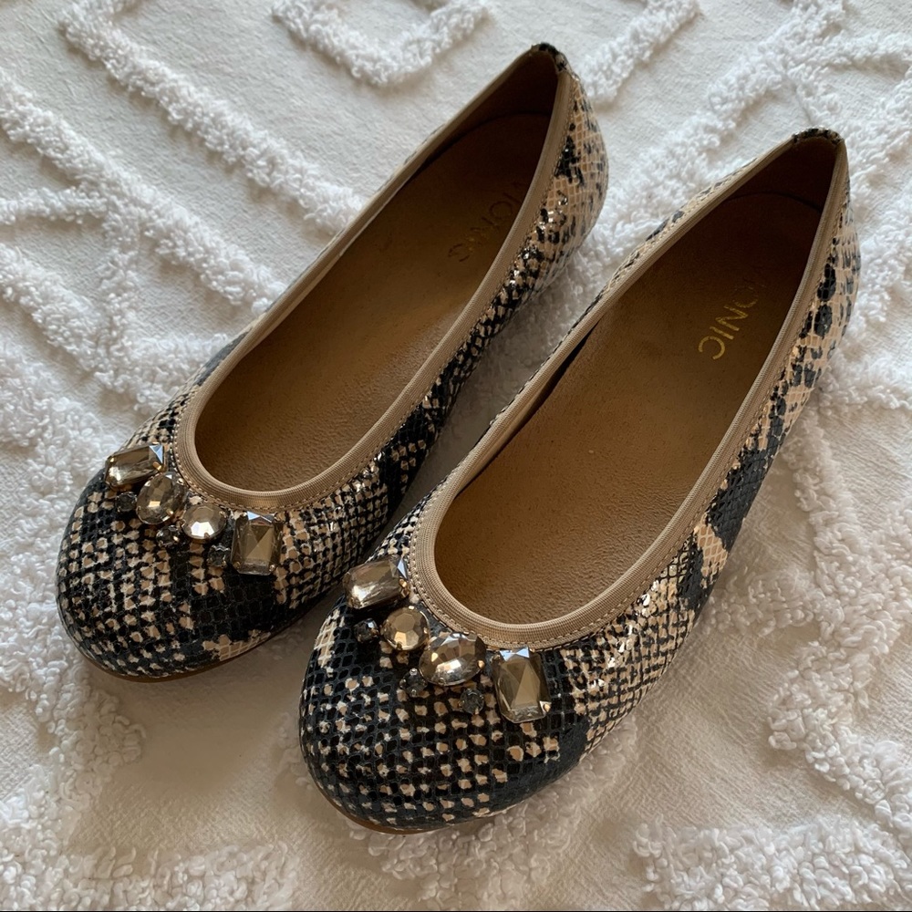 Vionic Kiska Snakeskin Jeweled Bally flat walking shoe Size 7, orthopedic